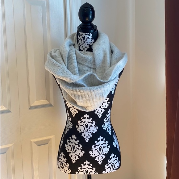 NWT Collection 18 Soft and Cozy Infinity Scarf - Picture 1 of 8